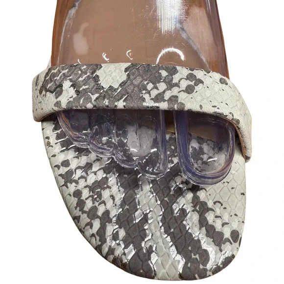 BANANA REPUBLIC Women 7.5 Flat Leather Sandal Cream Gray Snake Ankle Strap Shoe - Picture 9 of 14